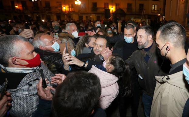 Un hombre se hace un selfi con Santiago Abascal en Palencia. 