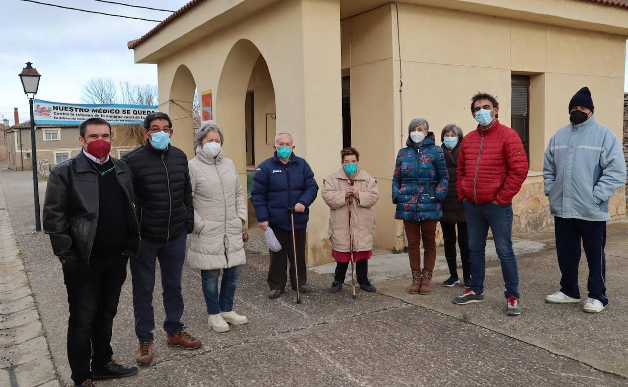 Visita de Jesús Puente, candidato del PSOE por Burgos, a un consultorio rural.