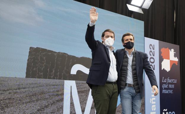 El líder del PP, Pablo Casado, y el presidente y candidato a la reelección en Castilla y León, Alfonso Fernando Mañueco, este domingo en un mitín. 