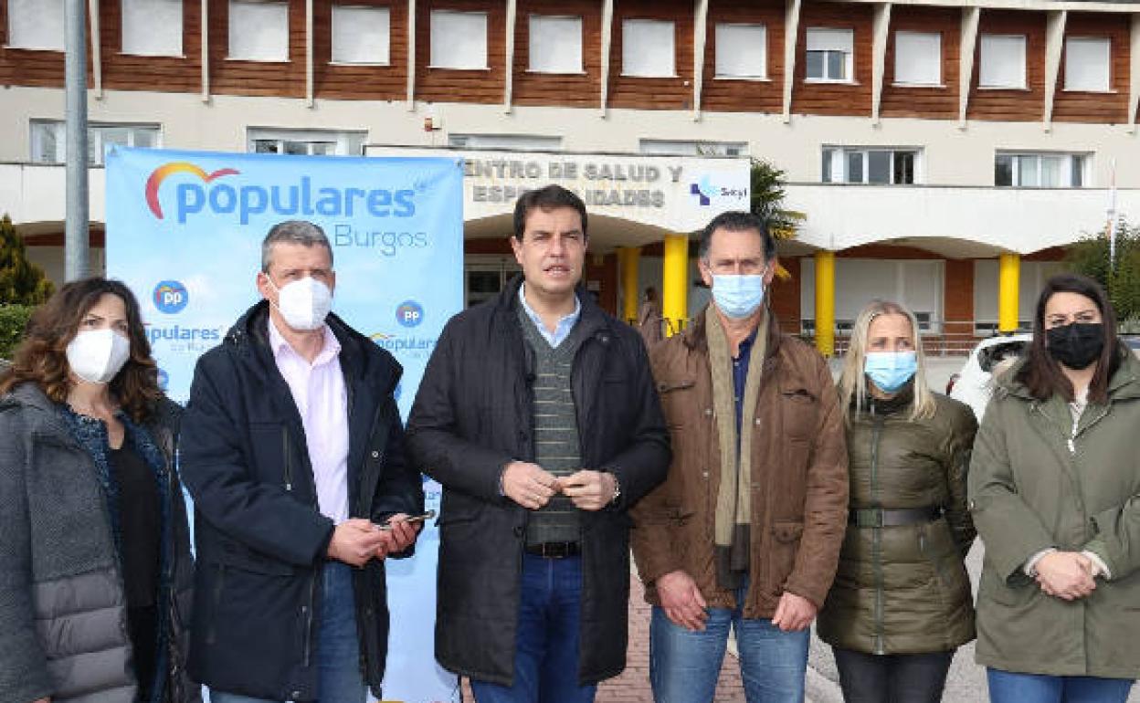 Ángel Ibáñez (centro) en su visita al centro de salud de Las Merindades. 