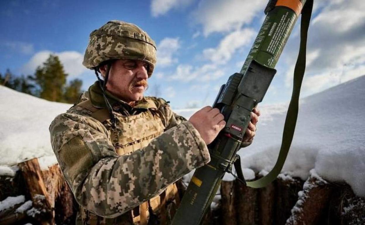 Miembros del servicio ucraniano utlizan armas suministradas por los EE UU.