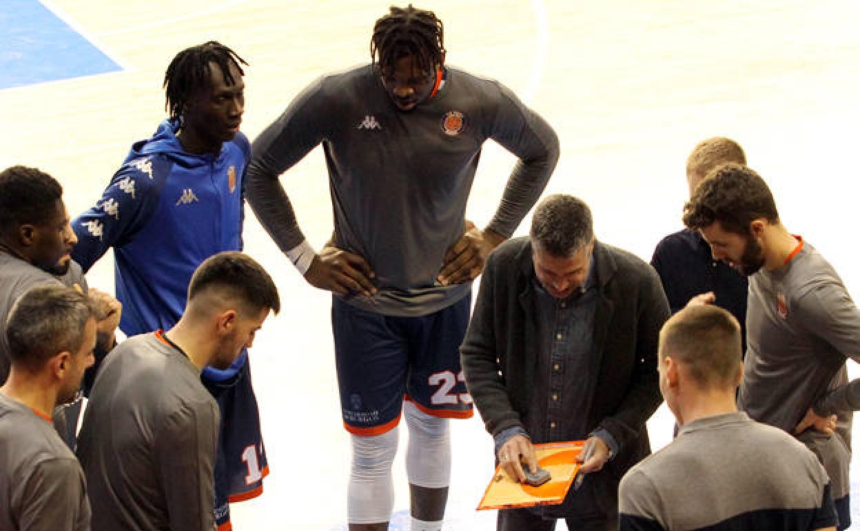 Francis Tomé da indicaciones a sus pupilos. 