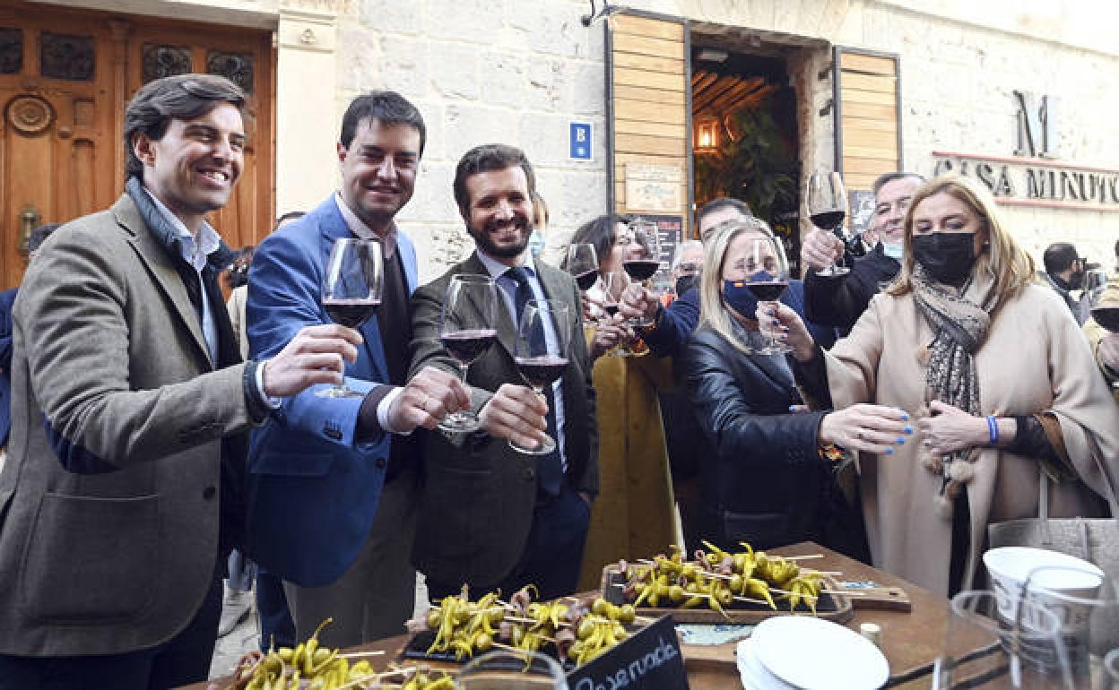 Pablo Casado, en su visita a la capital burgalesa, acompañado por Ángel Ibáñez. 