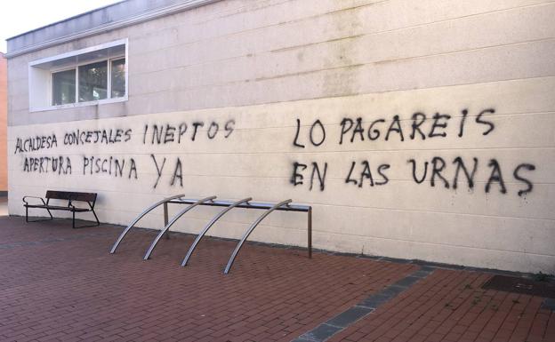 Pintadas contra el equipo de Gobierno de Aranda en la piscina cubierta