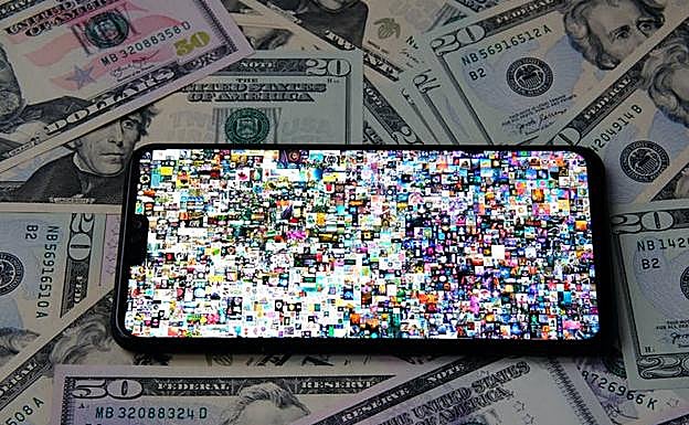 La obra Everydays: The First 5,000 Days, de Beeple, vista en un teléfono móvil. 