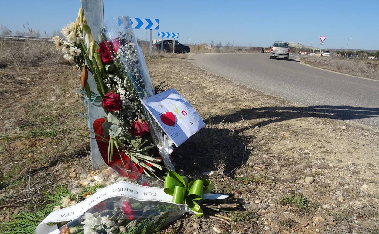 Flores y mensajes depositadas junto al lugar donde fue encontrado el cuerpo de Esther López. 