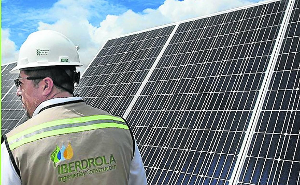 Un operario en una granja solar de Iberdrola en México.