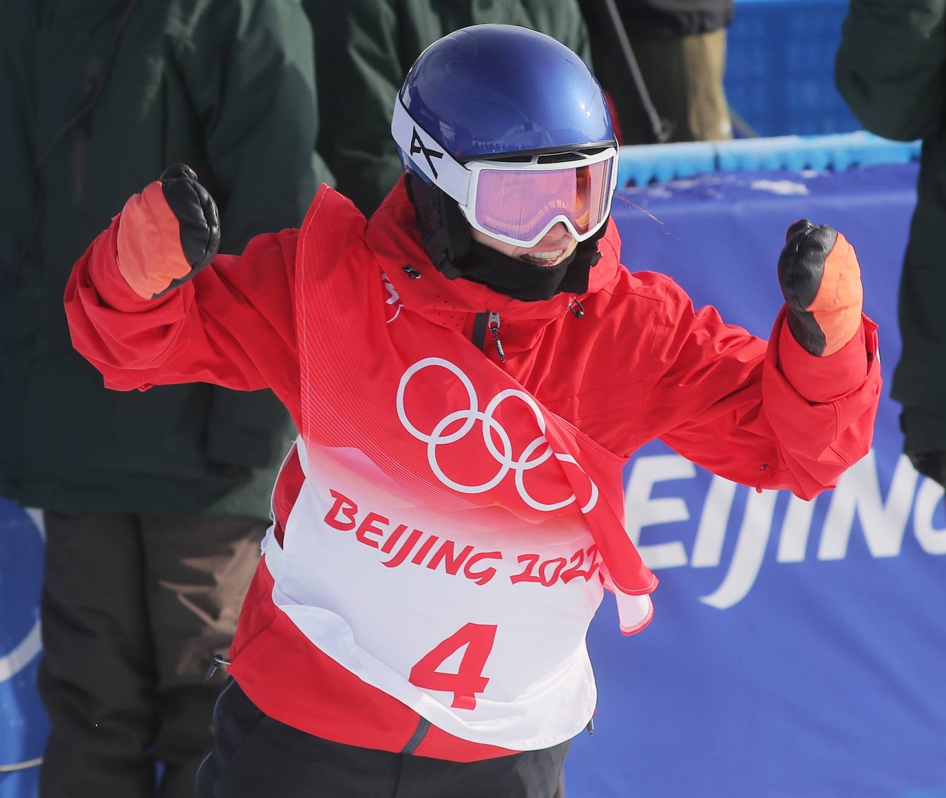 Queralt Castellet celebra su actuación en la final de snowboard halfpipe de los Juegos Olímpicos de Pekín 2022, que le valió la medalla de plata. 