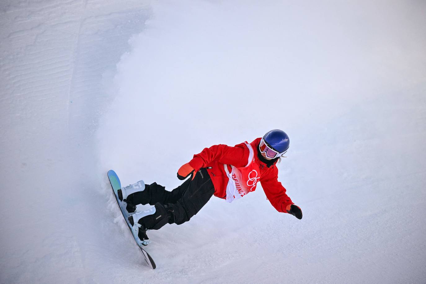 Queralt Castellet, durante el ejercicio que le ha valido la medalla de planta la final de snowboard halfpipe de los Juegos Olímpicos de Pekín 2022. 