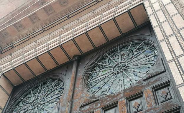 Retiran las argollas metálicas de la fachada principal de la Catedral de Burgos