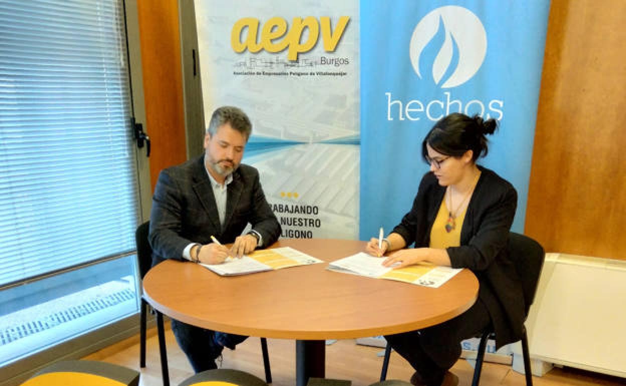 Firma del convenio entre Irene Menéndez Sadornil, de Hechos, y Jorge Villaverde, presidente de AEPV Burgos. 