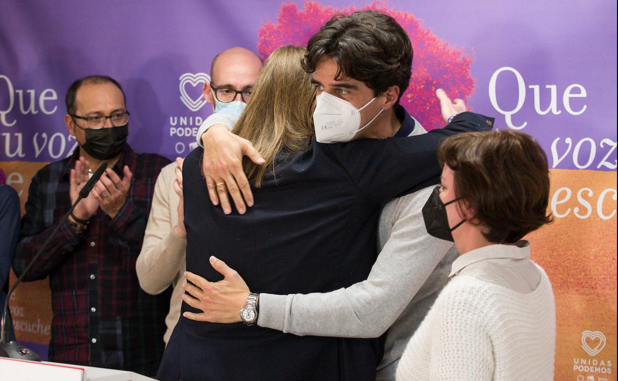 Pablo Fernández se abraza con Juan Gascón durante el escrutinio. 