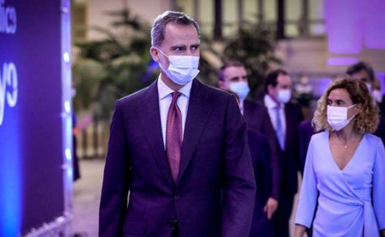 El rey Felipe VI, con mascarilla. 