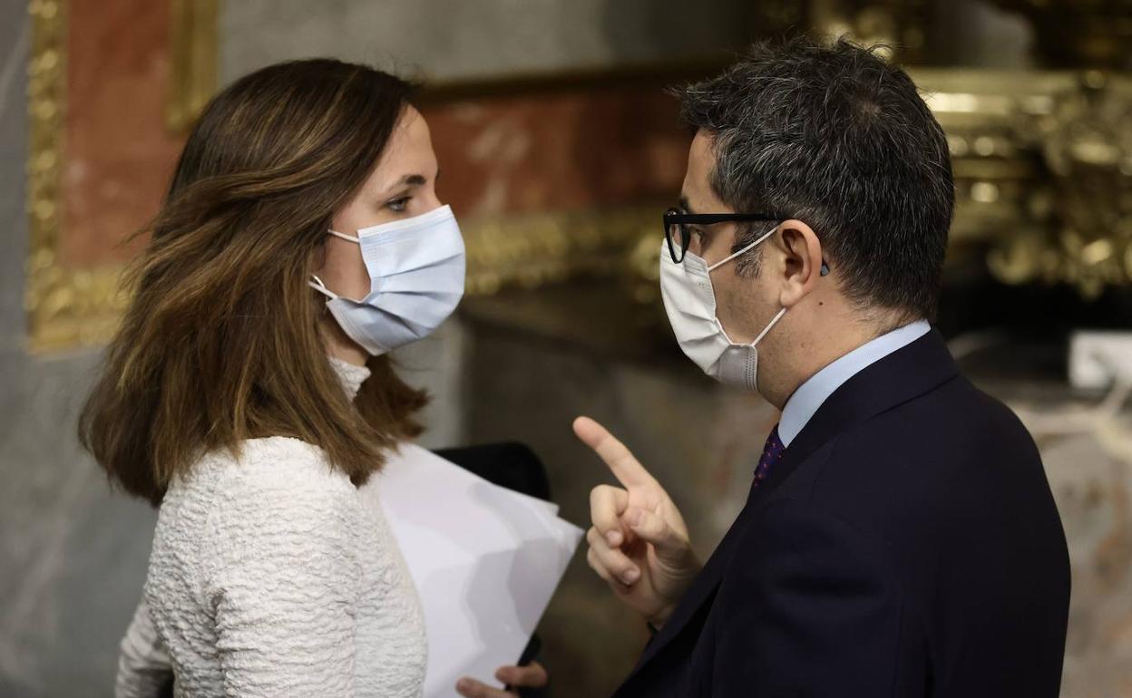 Ione Belarra y Félix Bolaño dialogan este miércoles en el pleno del Congreso.