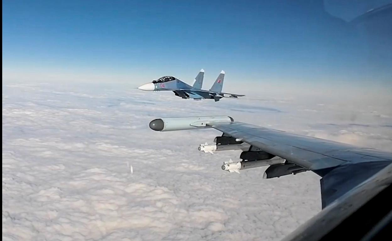 Dos cazas SU-30SM de las fuerzas aéreas rusas sobrevuelan la zona fronteriza ucraniana durante los ejercicios que desarrollan conjuntamente con Bielorrusia.