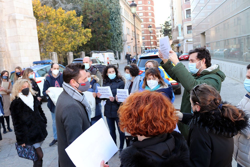 Fotos: Los vecinos de Fuentecillas se concentran ante el Pleno