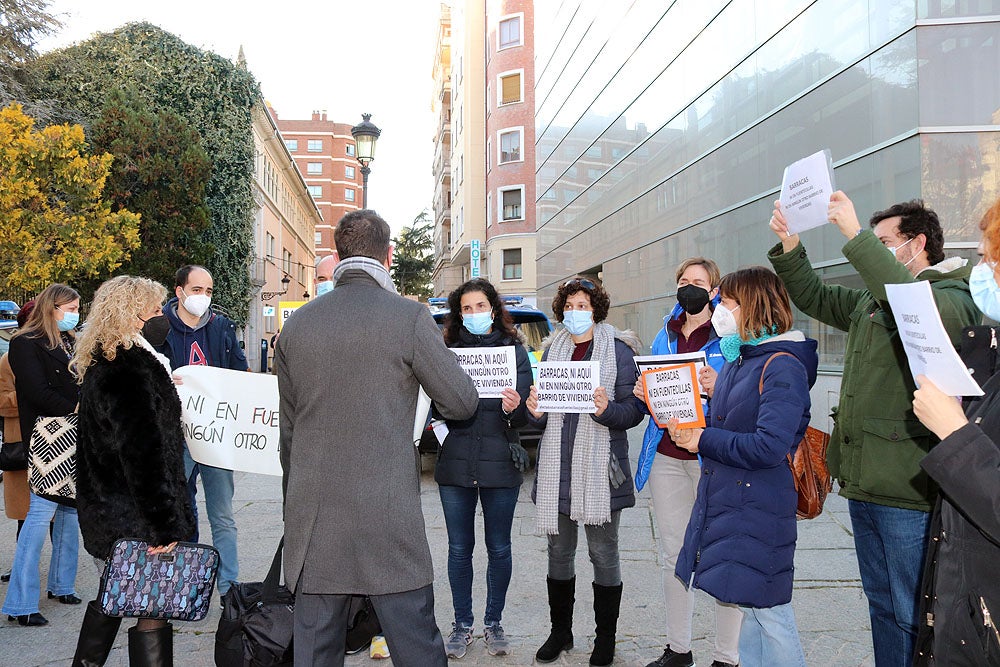 Fotos: Los vecinos de Fuentecillas se concentran ante el Pleno