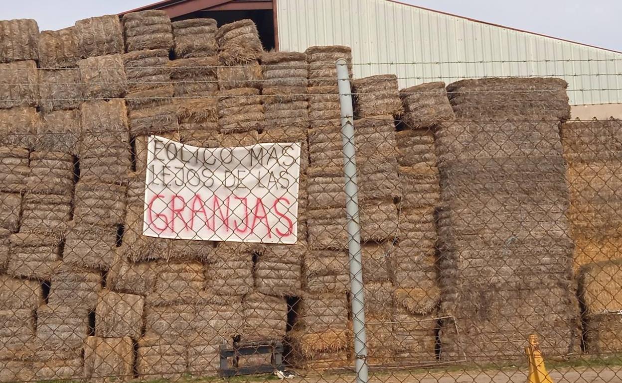 Los carteles en contra de la instalación del parque eólico se pueden observar por varios puntos del pueblo. 