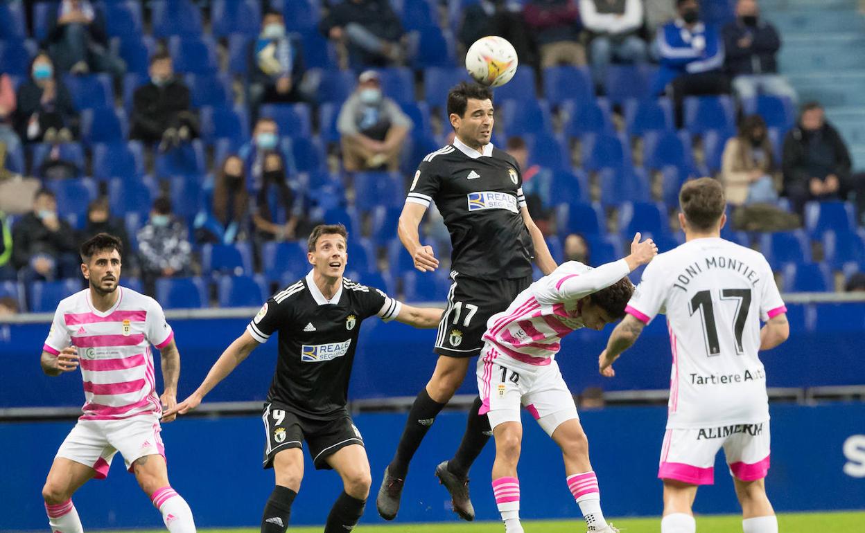 Andy salta ante los jugadores del Oviedo para ganar un balón de cabeza.