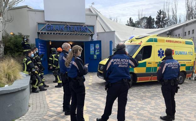 Ambulancias y bomberos se han trasladado al lugar de los hechos. 