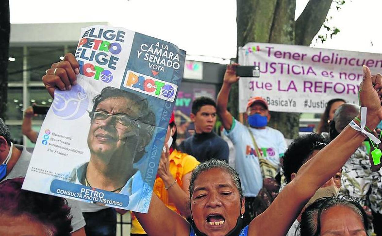 Seguidores de Gustavo Petro, en un acto de su campaña. 