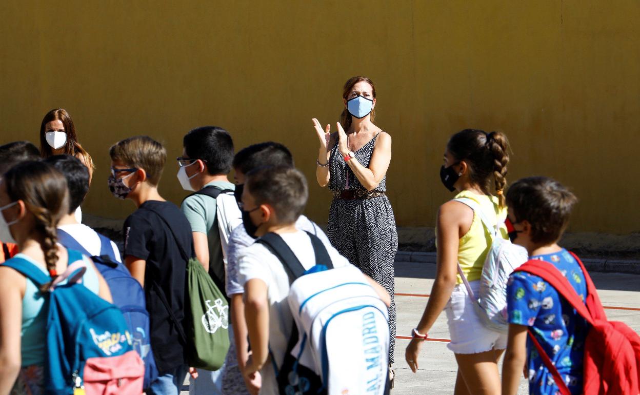 Niños y niñas en la entrada de su colegio.