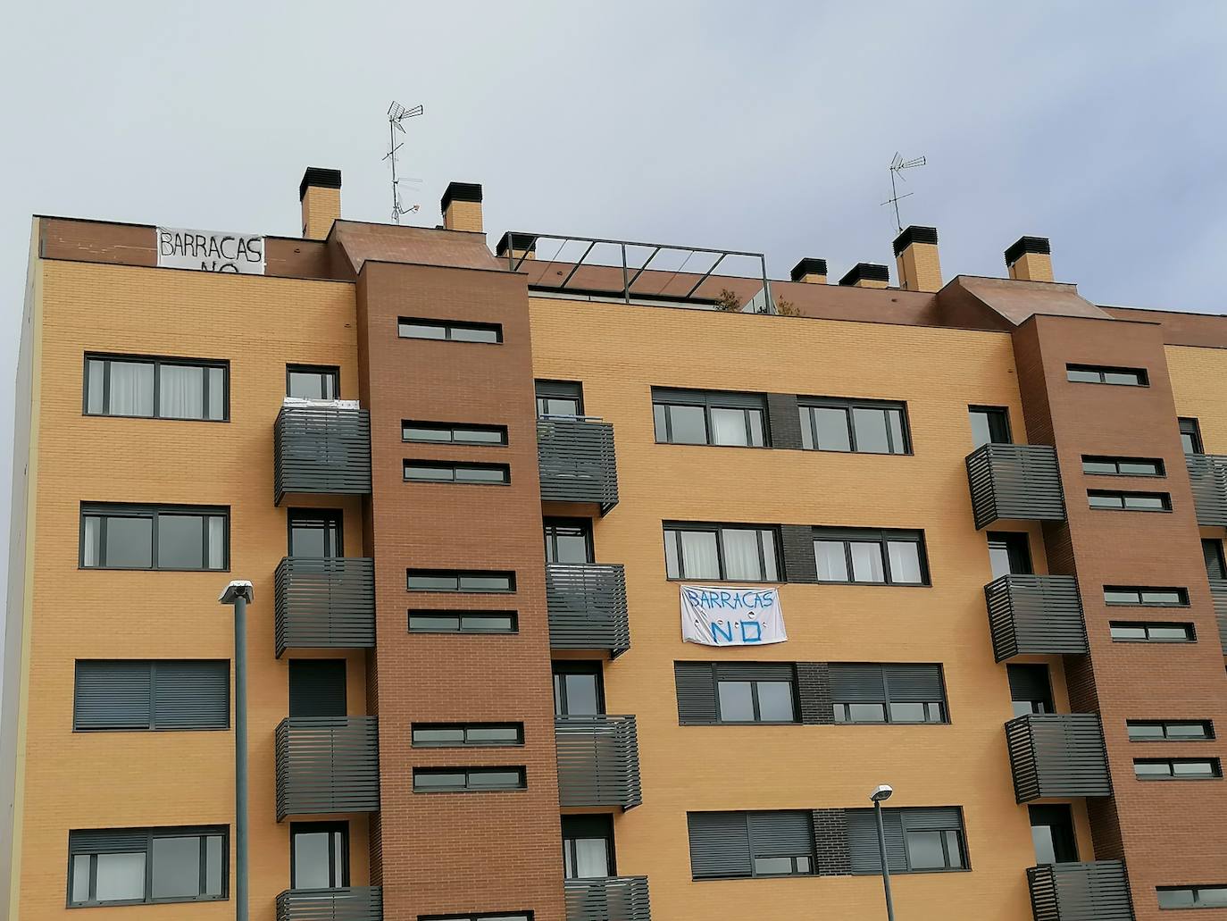 Fotos: Vecinos de Fuentecillas han empapelado el barrio con carteles contra las barracas