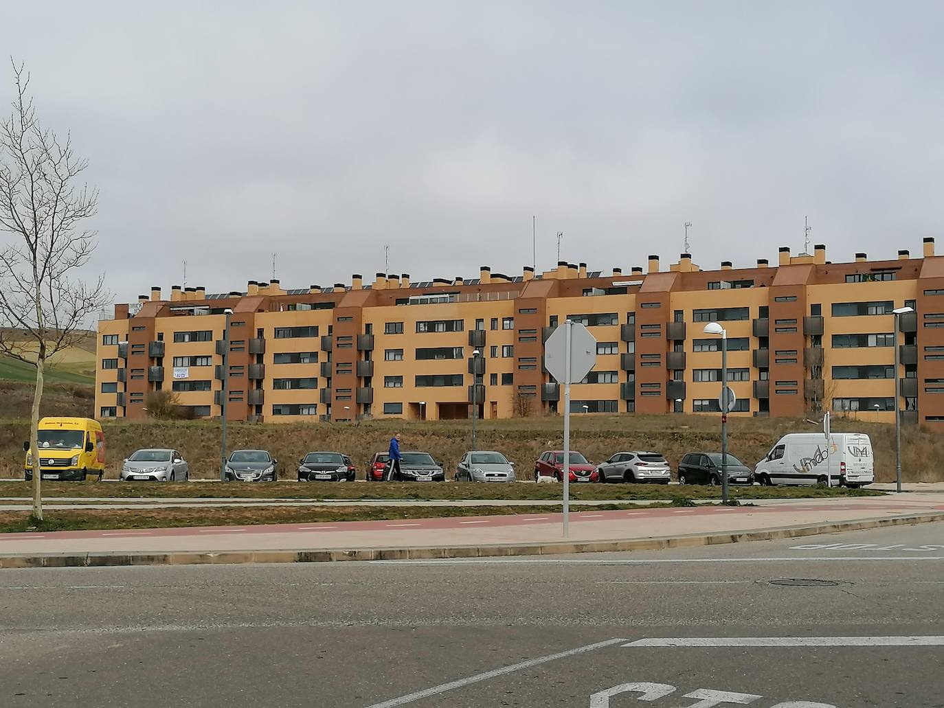 Fotos: Vecinos de Fuentecillas han empapelado el barrio con carteles contra las barracas