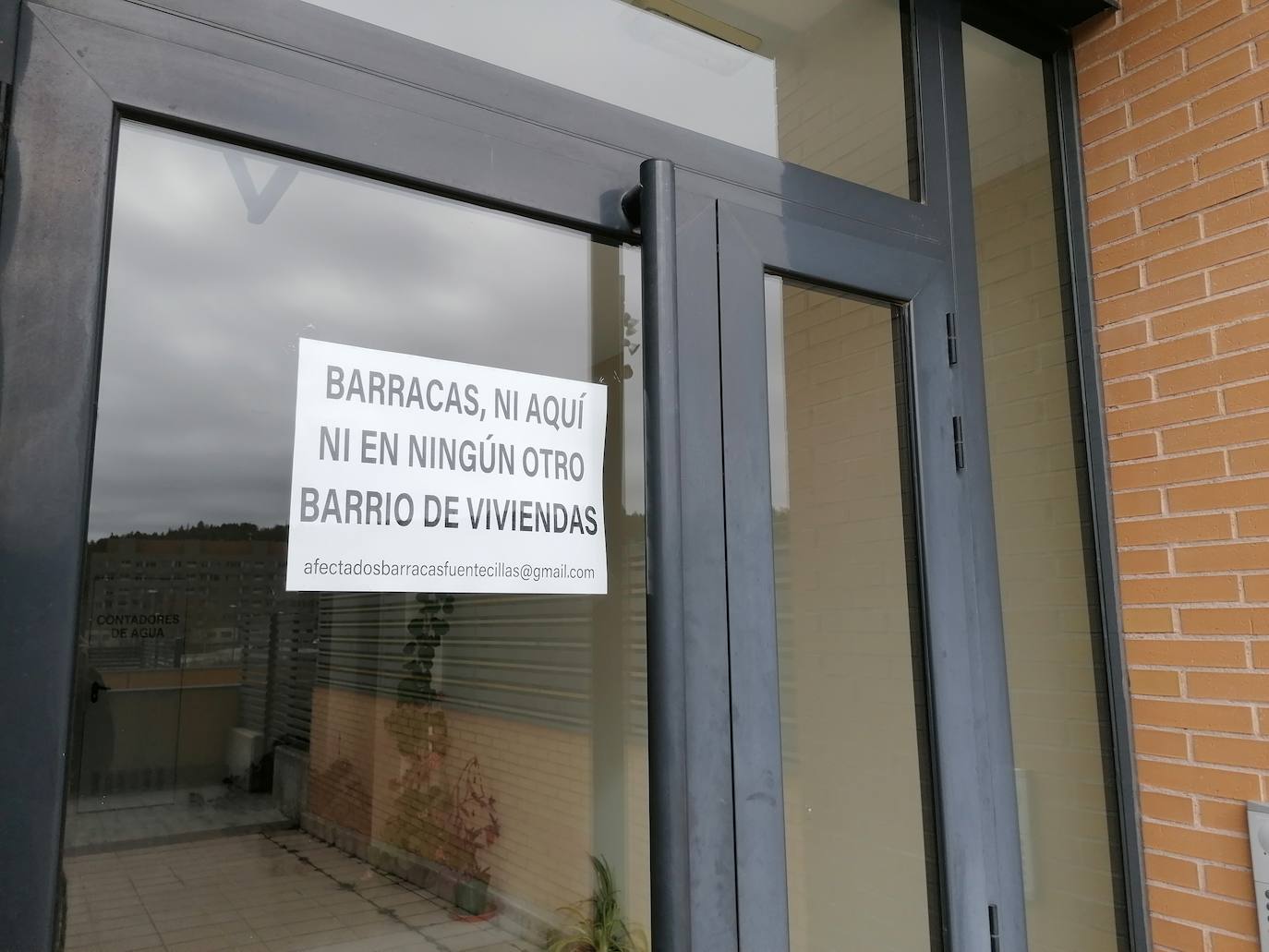 Fotos: Vecinos de Fuentecillas han empapelado el barrio con carteles contra las barracas