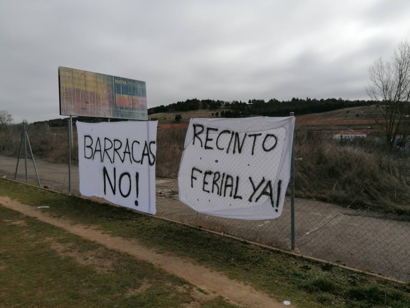 Fotos: Vecinos de Fuentecillas han empapelado el barrio con carteles contra las barracas