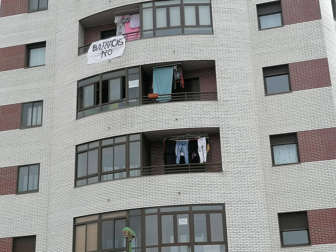 Fotos: Vecinos de Fuentecillas han empapelado el barrio con carteles contra las barracas