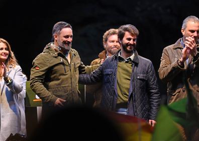 Imagen secundaria 1 - Santiago Abascal apoyó con su presencia al candidato de Vox en Castilla y León durante toda la campaña. En la imagen superior, con García-Gallardo tras conocer su resultado electoral. En la segunda imagen, en el cierre de campaña en Valladolid. En la última imagen, a caballo en el campeonato de galgos de Nava del Rey.