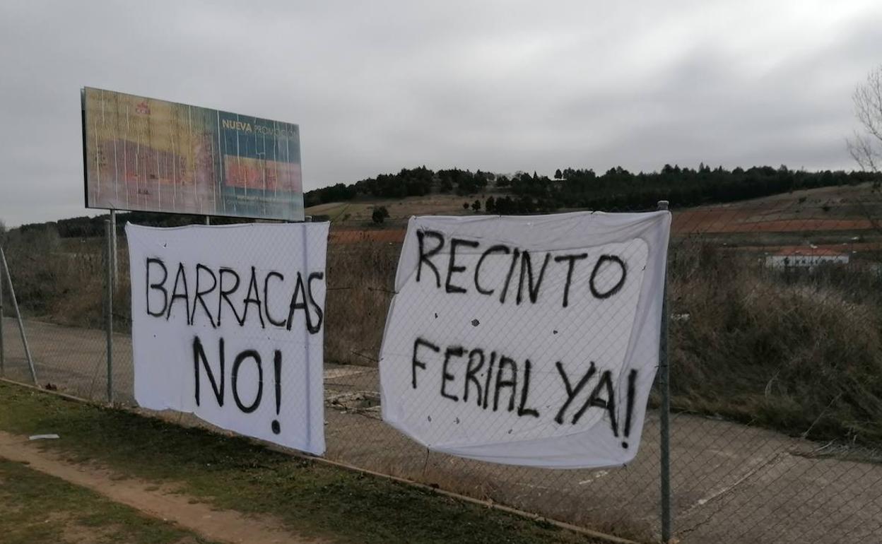 Viviendas, portales y vallas lucen carteles contra las barracas y a favor de un recinto ferial.