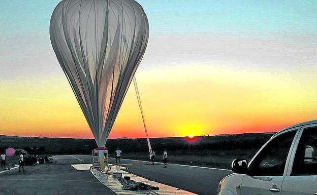 Recreación del globo que volará al espacio.