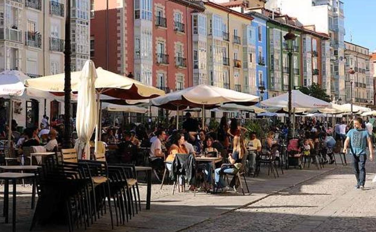 Imagen de archivo de las terrazas de hostelería del centro de Burgos. 