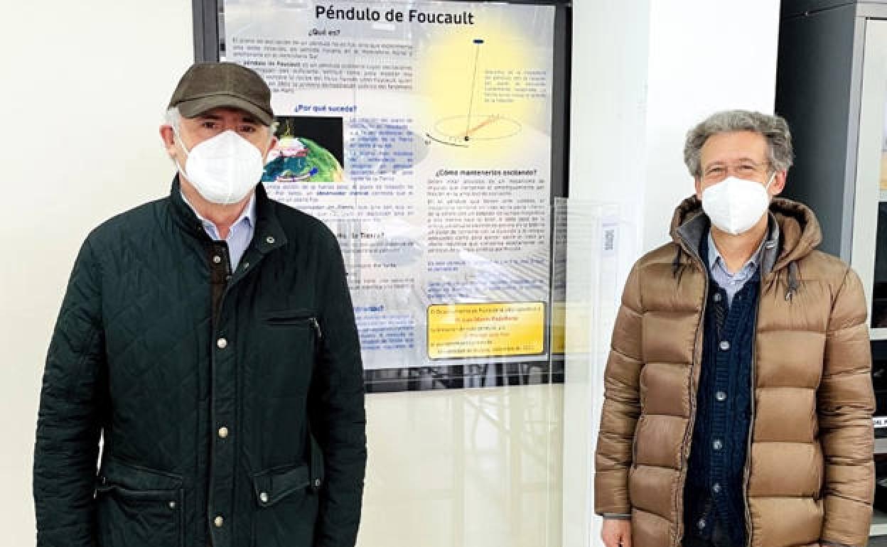 A la izquierda, el donante, Luis Marín y a su lado Manuel Valle. A su espalda, el péndulo. 