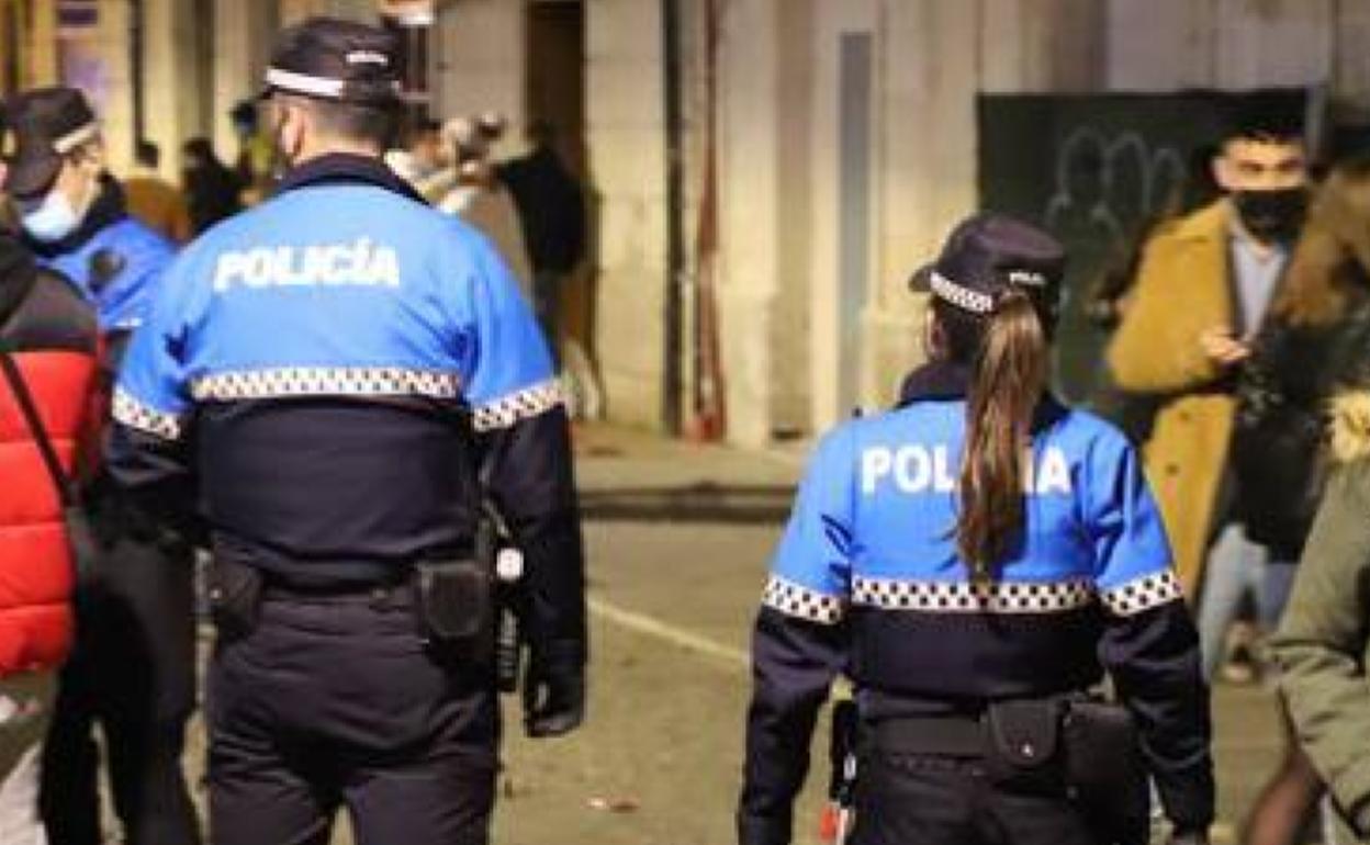 Imagen de archivo de varios agentes de la Policía Local patrullando en Burgos. 