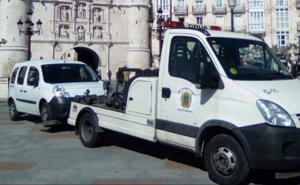 Una grúa retira un vehículo en Burgos.