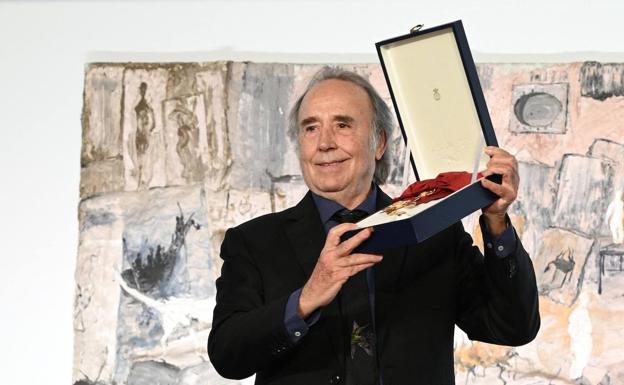 El cantante Joan Manuel Serrat recibe la Gran Cruz de la Orden Civil de Alfonso X