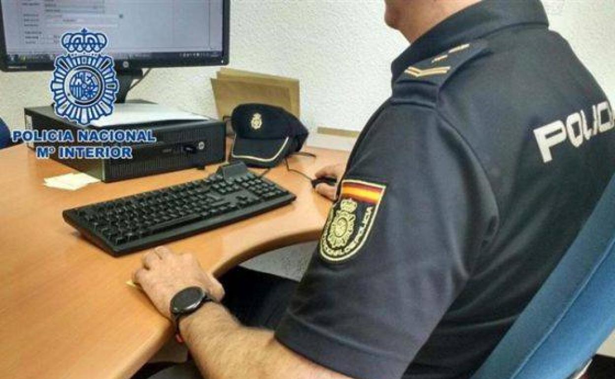 Un agente de Policía Nacional investiga un delito online.