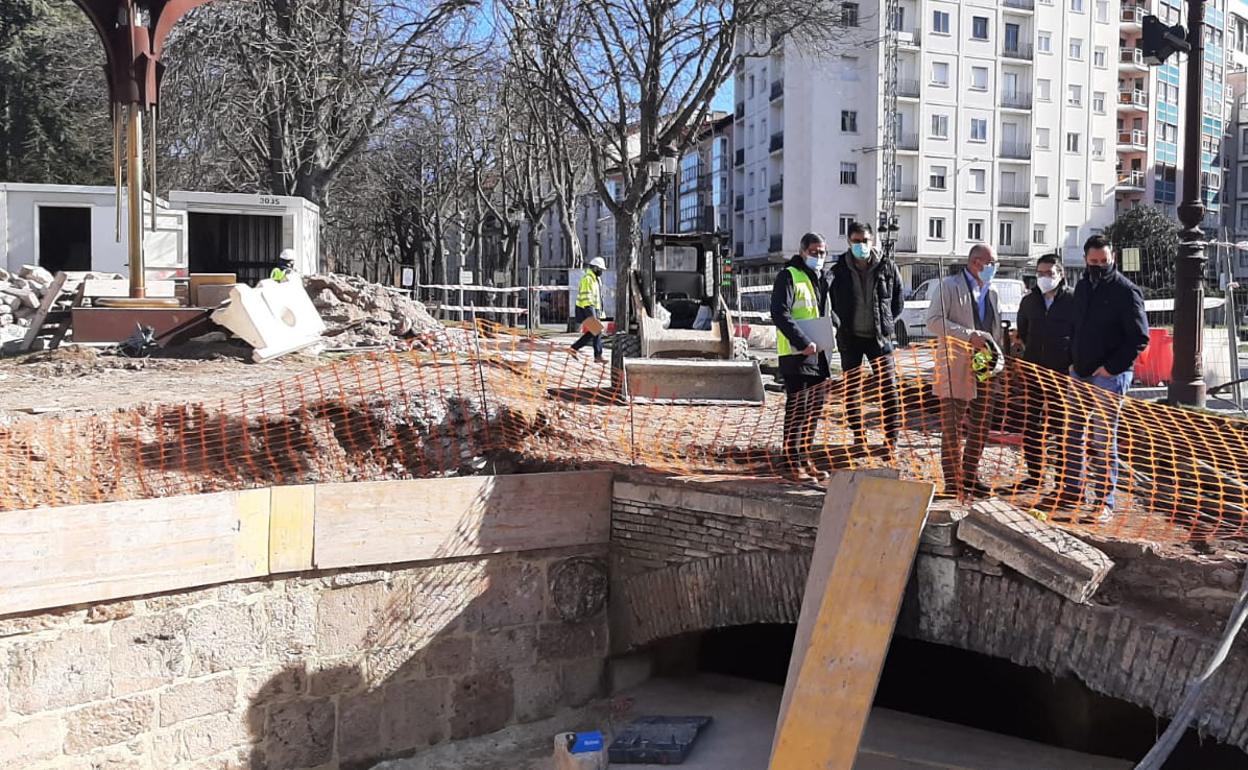 De la Rosa y Balbás han vistado las obras del puente Besson.