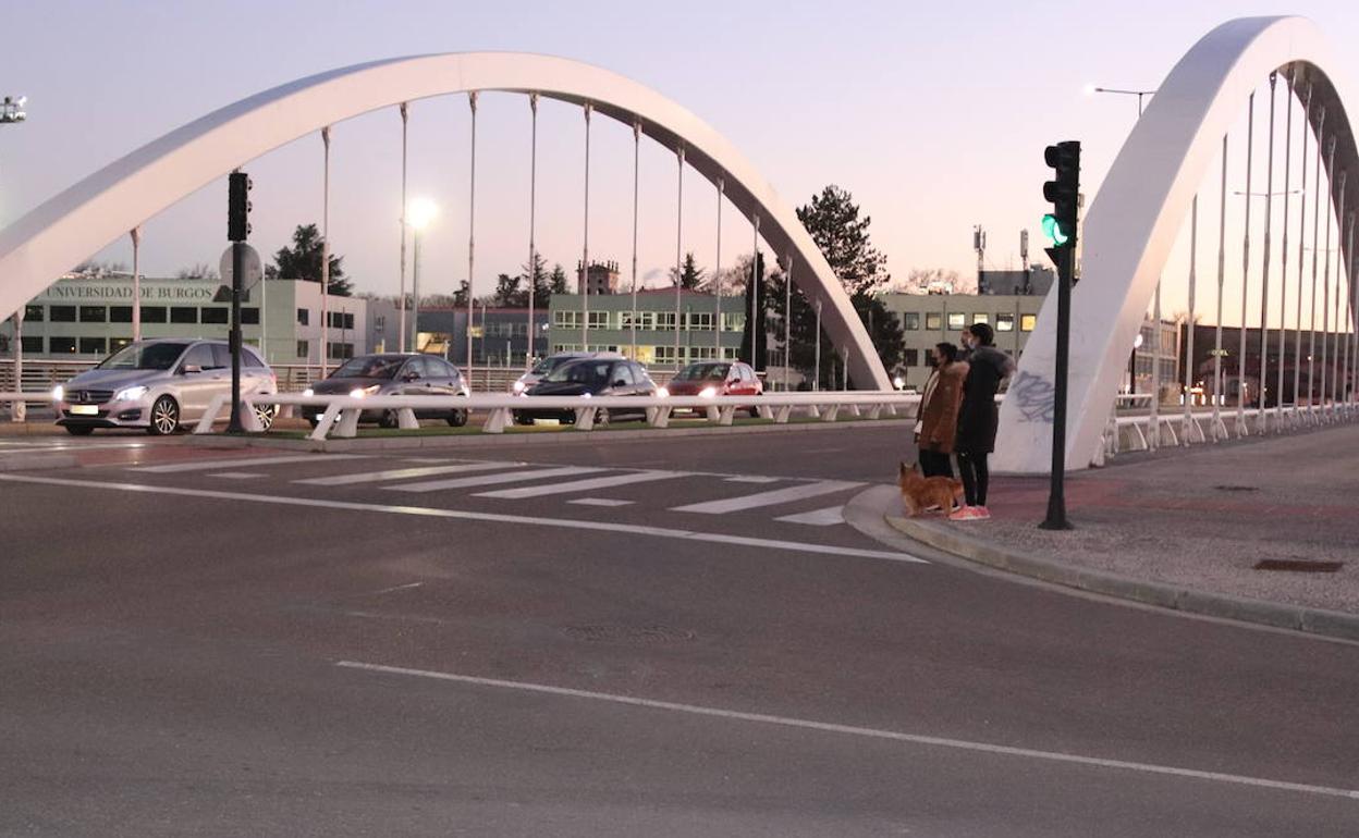 Cruce del puente de la Universidad de Burgos