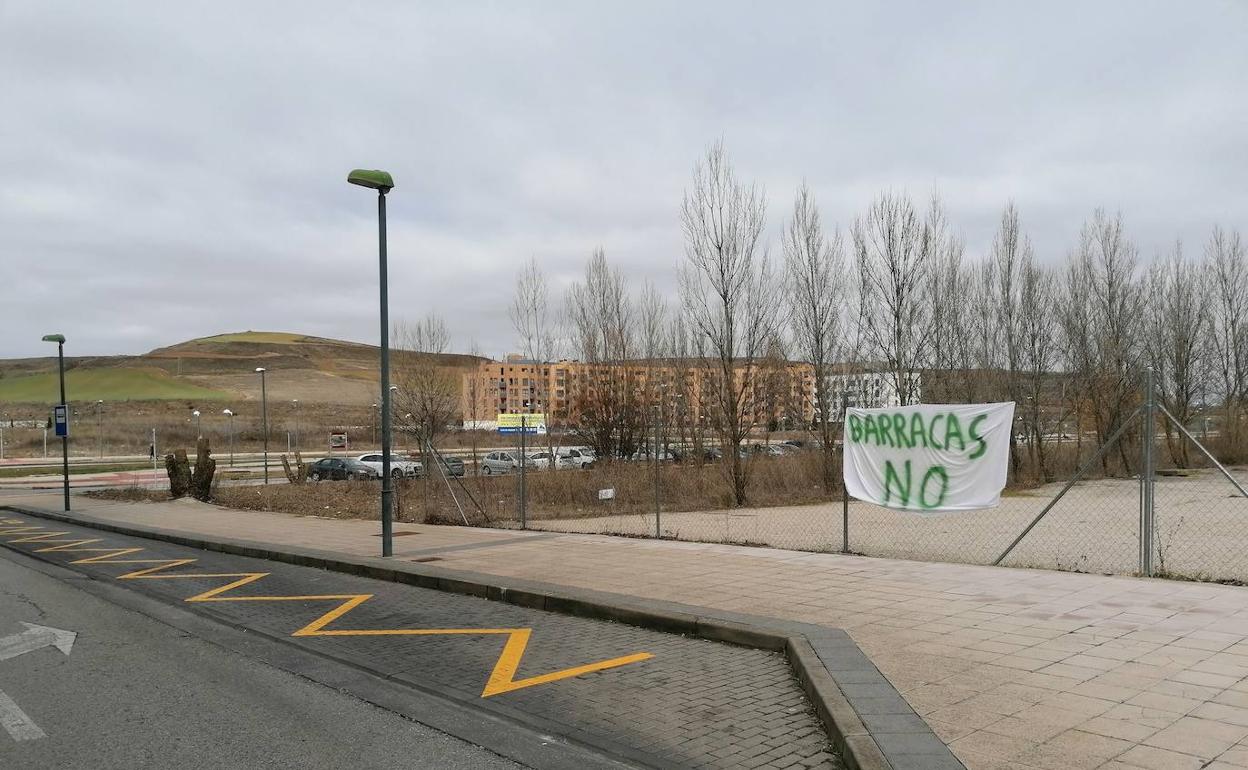 El barrio se ha llenado de pancartas contra las barracas.