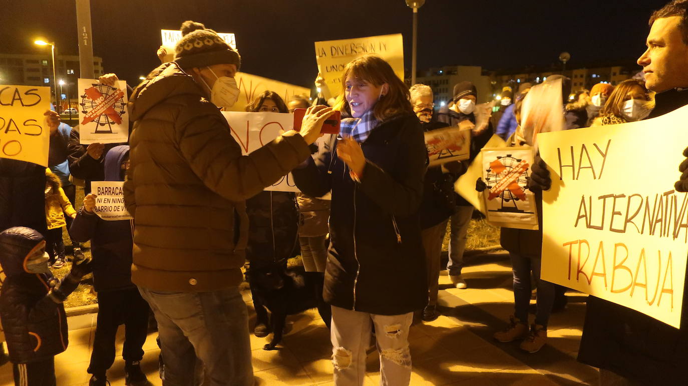 Fotos: Concentración silenciosa en Fuentecillas contra las barracas