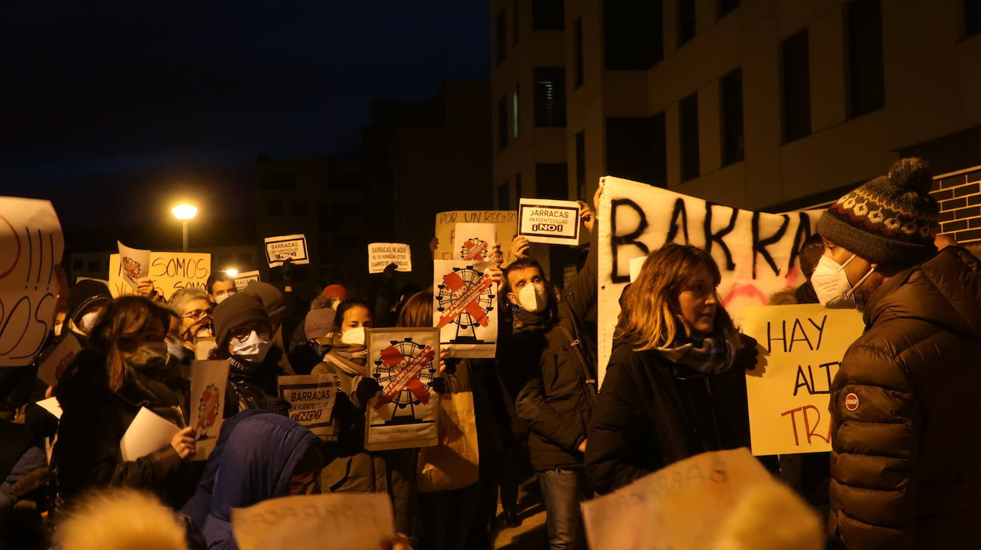 Fotos: Concentración silenciosa en Fuentecillas contra las barracas