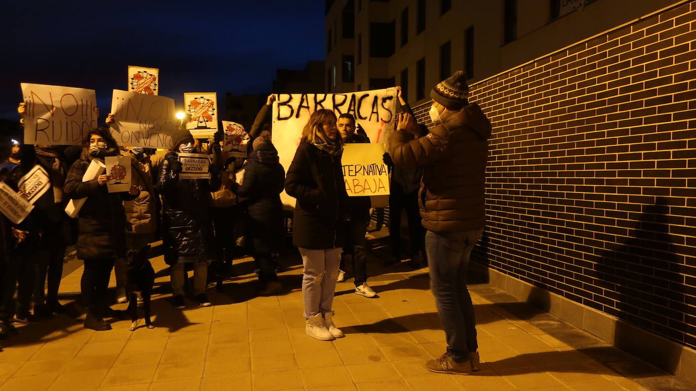 Fotos: Concentración silenciosa en Fuentecillas contra las barracas