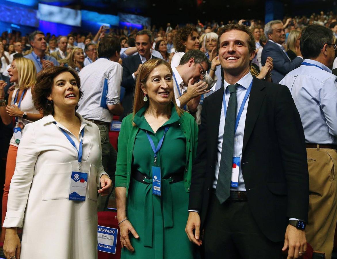 Los candidatos a presidir el Partido Popular, Soraya Sáenz de Santamaría y Pablo Casado posan en las primarias de la formación de 2018 junto a Ana Pastor.