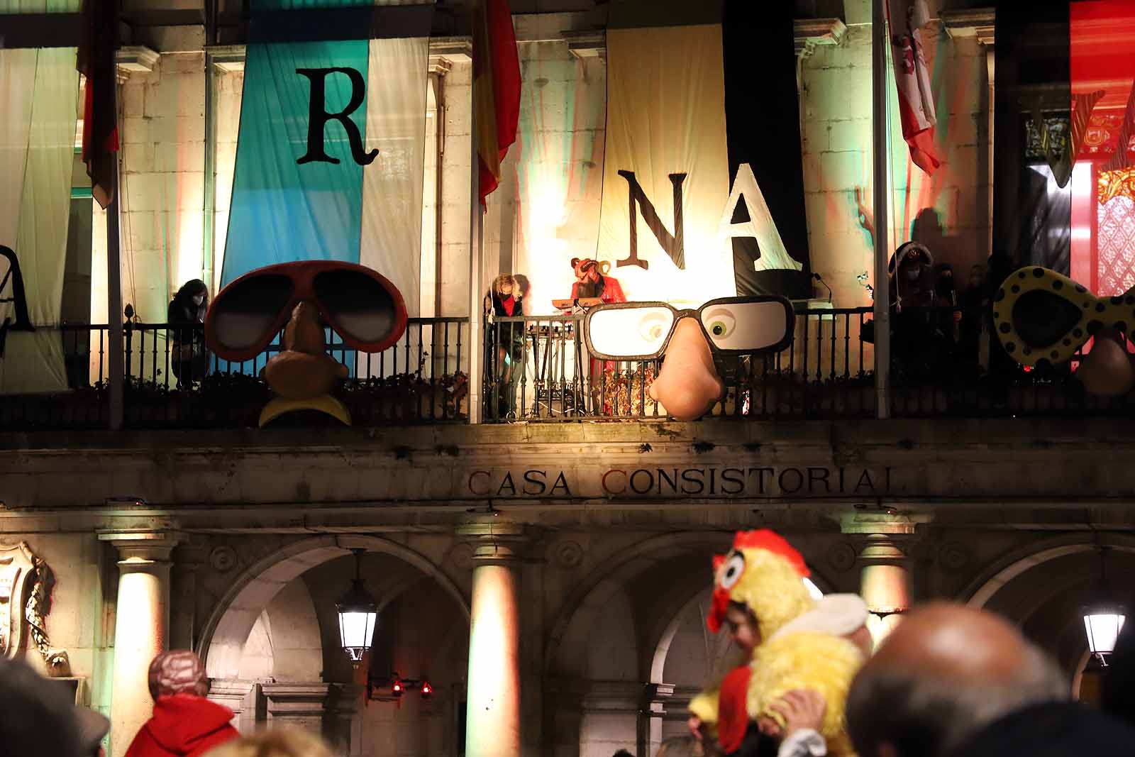 El pregón de Carnaval ha vuelto al balcón del Ayuntamiento.