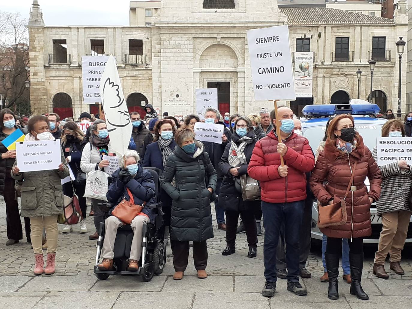 Pancarta principal de la concentración en repulsa hacia la guerra.