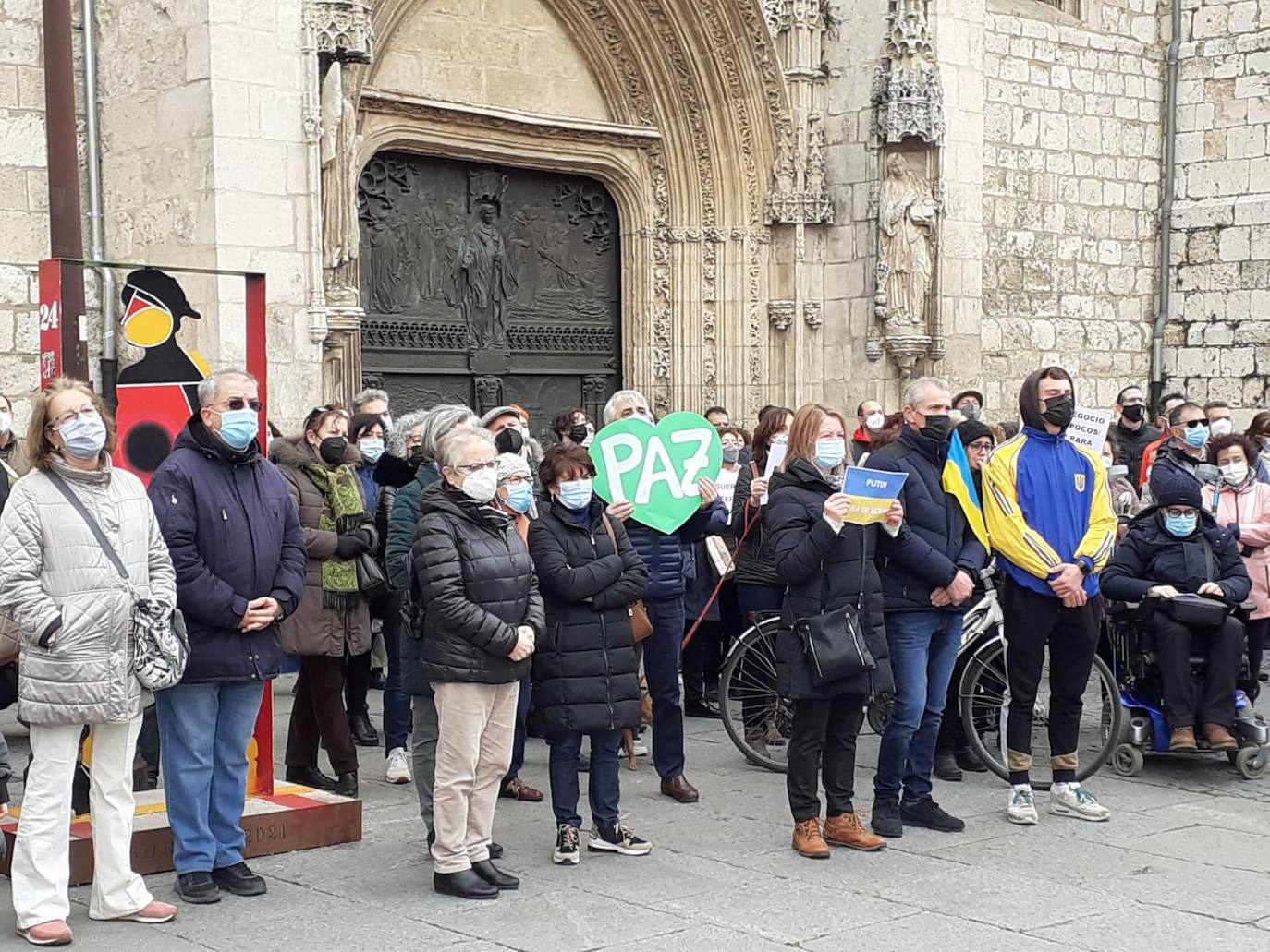 Pancarta principal de la concentración en repulsa hacia la guerra.